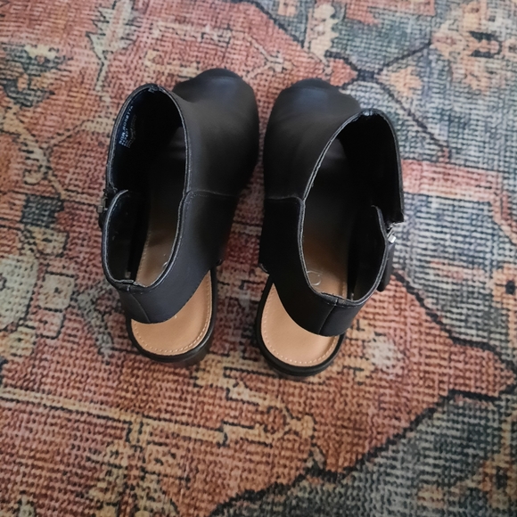 LIKE NEW! Black block heel size 8M Sugar brand - Picture 3 of 9